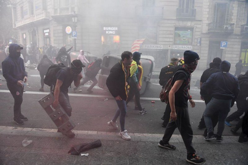 Ulice Barcelone kao ratno bojište - Kamenje, spaljeni kontejneri