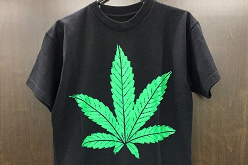 Dobio prekršajnu prijavu zbog majice sa slikom marihuane