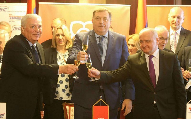 Sve se ljulja osim poda - Imali su različite interese, a zajednički im je bila vlast - Dodik miješao karte kako mu je volja (Video)