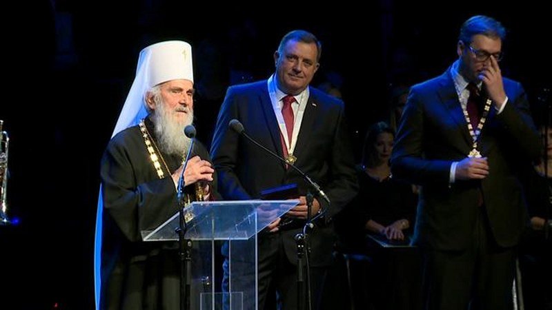 Razapeti na sve četiri strane