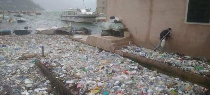 Zbog nevremena - More izbacilo tone smeća kod Dubrovnika