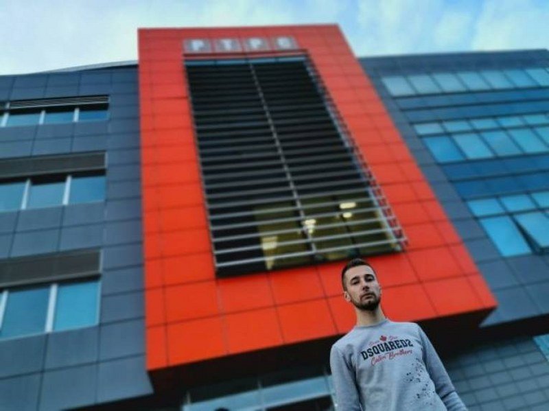 Ivan Begić dovodi jagnjiće ispred RTRS-a