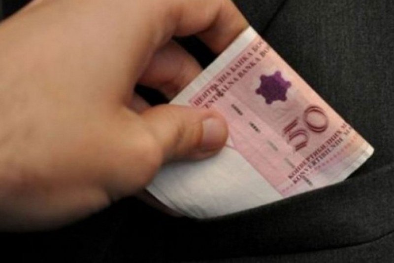 Carinici optuženi da su uzimali novac