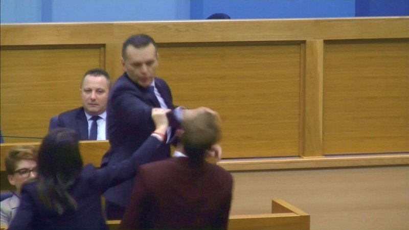 Lukač, Zvijer u ljudskom obliku, bijedno i jadno laže o razlozima životinjskog fizičkog napada na Stanivukovića u parlamentu RS (Video)