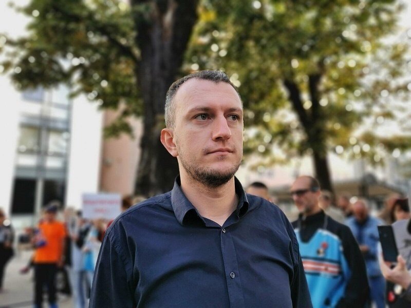 Ozren Perduv -Nema Davida, nema roditelja, okupljamo se u praznoj kući Dragičevića- 