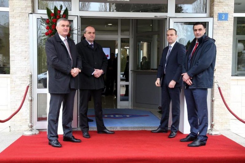 Neće se majci trijezniti - Flaša viskija, vina i rakije svaki dan za rukovodstvo HET-a