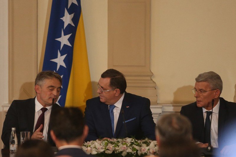 Nema krize - Dodik, Komšić i Džaferović ZA 20 odsto povećali plate radnicima