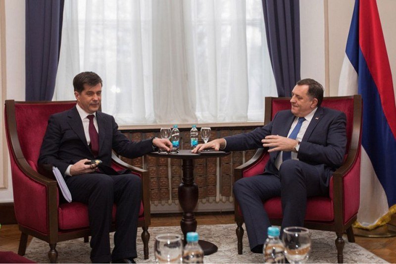 Dodik se žalio novinarima da mu je ambasador SAD prijetio