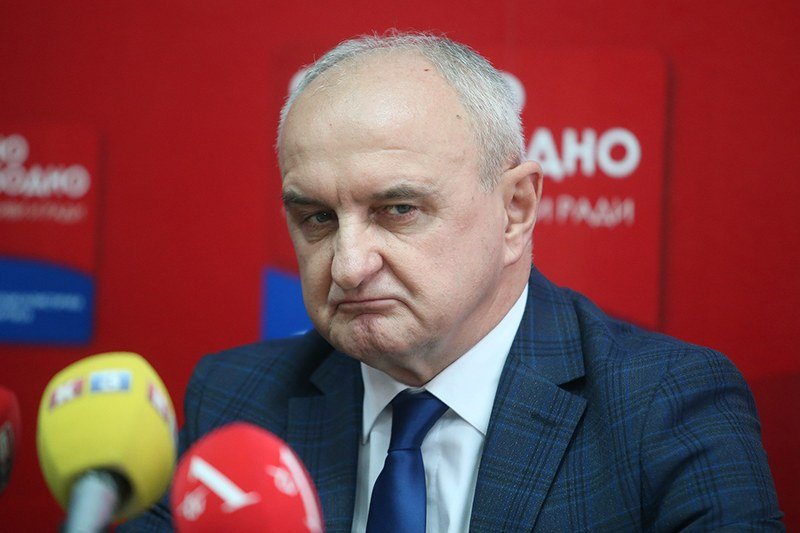 Rat crvenih ruža se nastavlja - Londonski đak Petar doktor Đokić na mukama