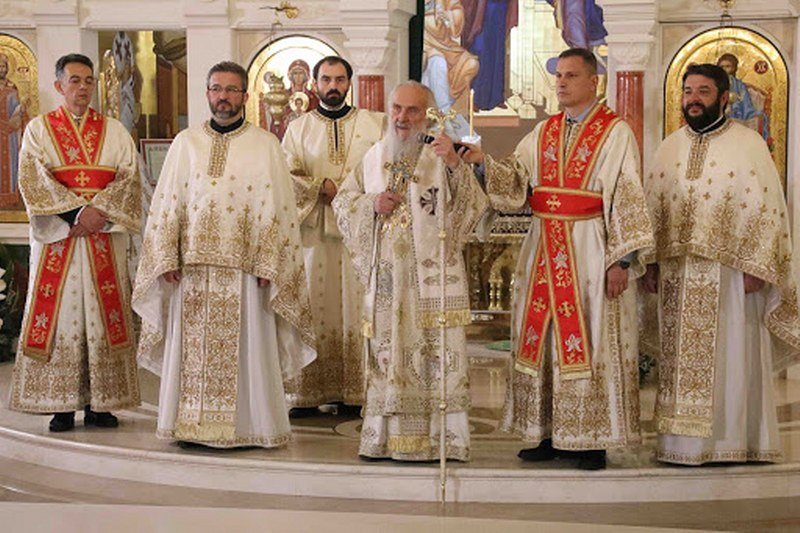Hristos Vaskrse: Patrijarh Irinej po prvi put služio Vakršnju liturgiju bez prisustva vjernika (Video)
