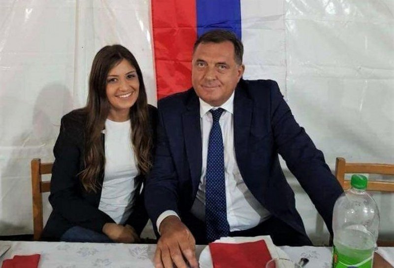 S partijskim knjižicama naprijed, ostali stoj!