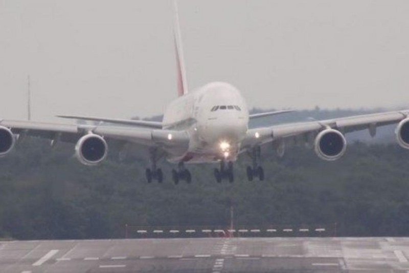 Prilikom slijetanja avion na pisti pregazio čovjeka