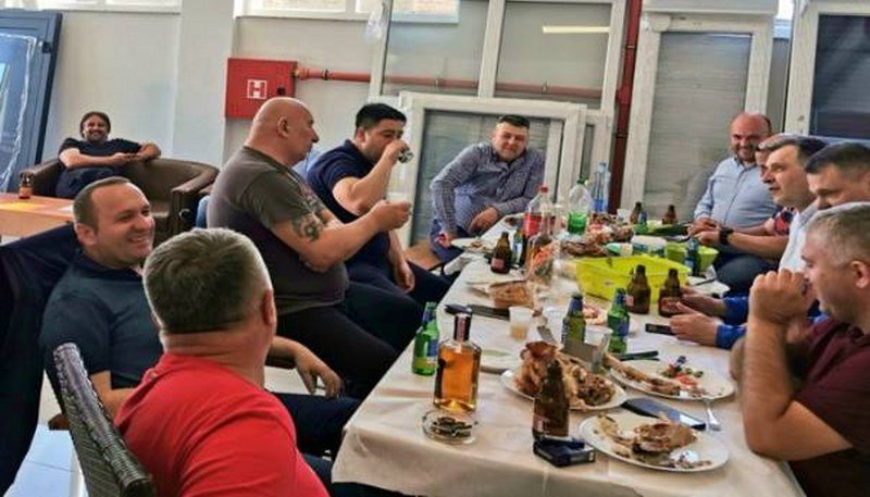 Političari PDP-a i SNSD-a na derneku u Bijeljini u vrijeme zabrane