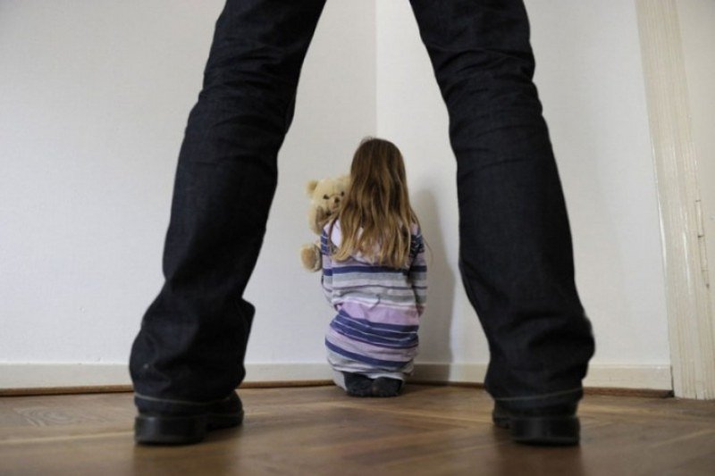 U pretresima pronađeno sedmoro maloljetne ženske djece, uhapšen muškarac