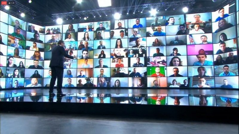 Vučić održao predizborni skup - Mahao televizorima