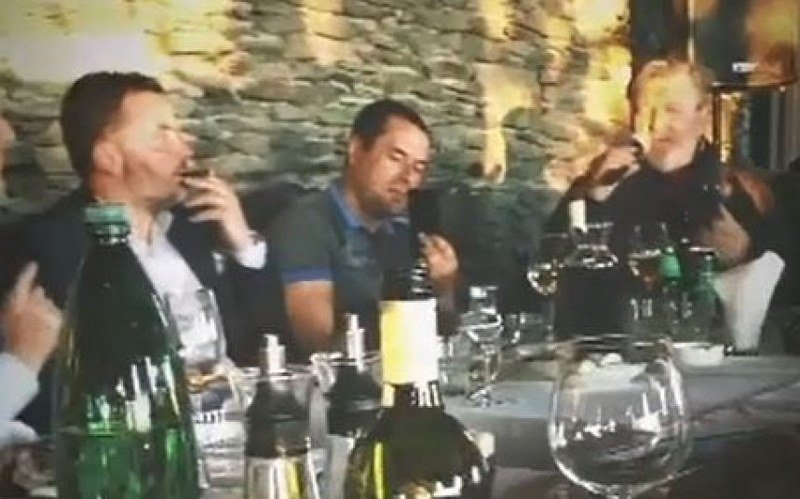 Korona-dernek u Sarajevu: Uz Dodikovog ministra Stašu Košarca pjevaju Šerif Konjević, Koke, Halid Bešlić, Hari Mata Hari (Video)