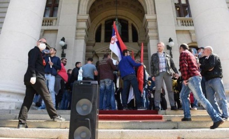 Privedeno 15 osoba zbog incidenta ispred Skupštine Srbije