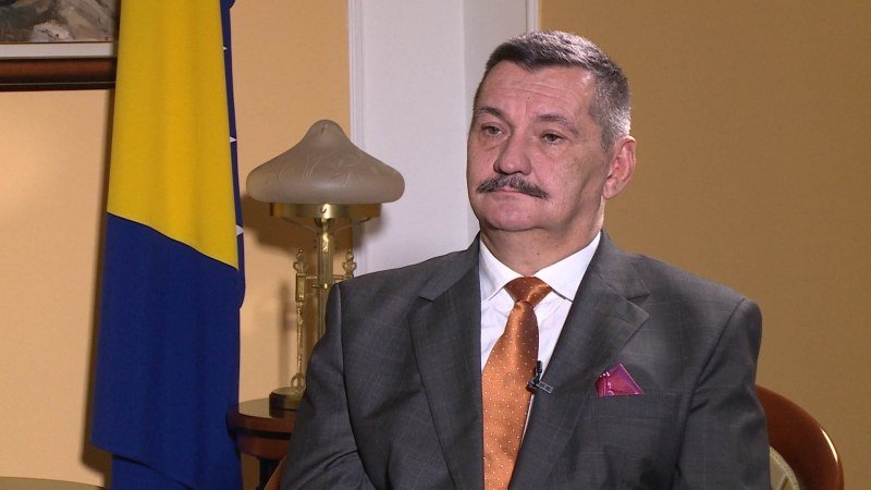 Evo kako Knežević smiruje Dodika (Video)