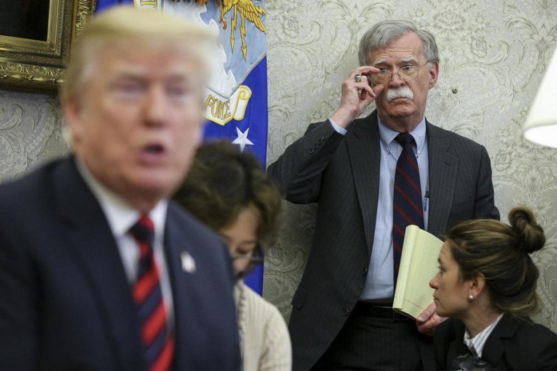 Bolton otkriva ko vrti Trampa oko malog prsta, nije Putin