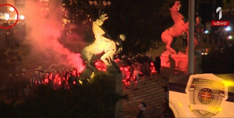 Beograd: Lete kamenice i baklje ispred Skupštine Srbije - 4 dan protesta (Video uživo)