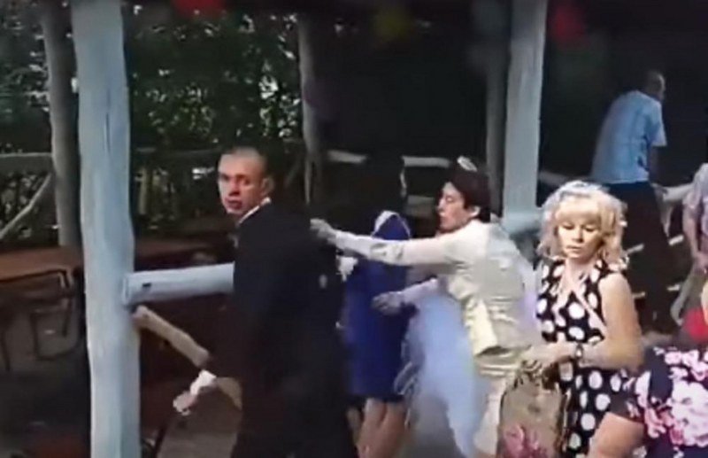 Nezapamćena tuča na svadbi (Video)