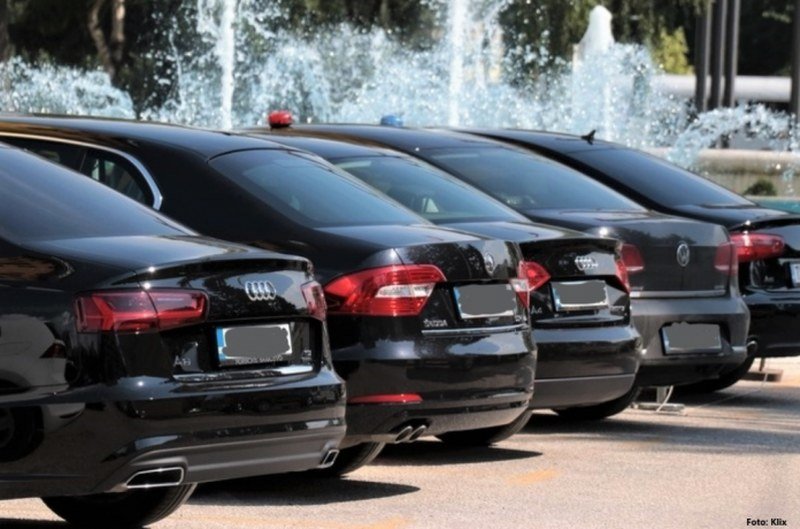 Galantni direktor Nešić - Usred ekonomske krize -Putevi RS- kupuju automobile za 350.000 KM