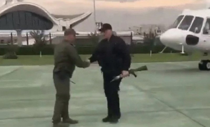 Lukašenko stigao naoružan pred rezidenciju (Video)
