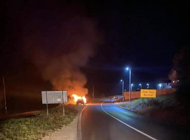 Policija zataškala težak saobraćajni incident u kojem je potpuno izgorio automobil (Foto)