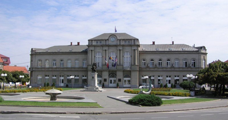 Stotine hiljada KM dijeli svojim poltronima