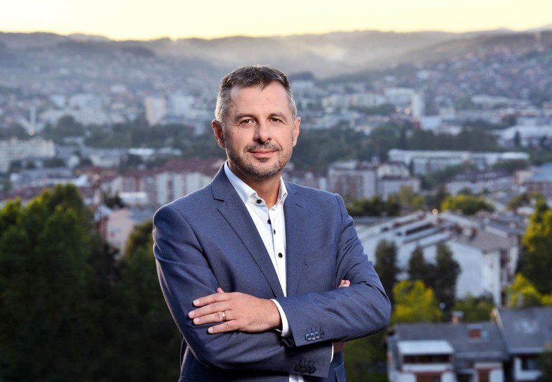 Stojan Vukajlović, odbornik SNSD-a i štićenik -Tajkuna funkcija- Radojičića, odlukom suda spriječen u pljački Grada, teškoj 256.010 KM