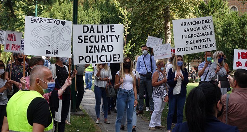 Divlji zapad u centru Sarajeva: -Izađite uhljebi!- (Foto/Video)