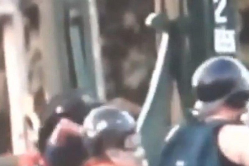 Policajac bacio maloljetnika u rijeku: Dječaku se bore za život, jezive scene na protestu u Santijagu! (Video)