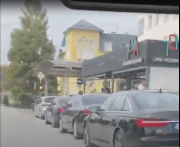 Kada bahata bagra Nenada Nešića preko puta policijske stanice u Palama ugrožava bezbjednost saobraćaja stranačka policija miruje