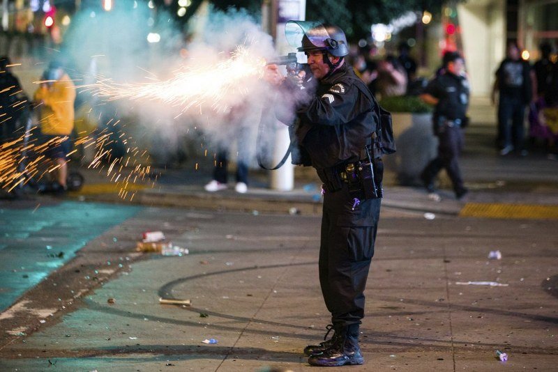 Proslava titule Lejkersa pretvorila se u haos! Policija upucala navijače nesmrtonosnim mecima (Foto/Video)