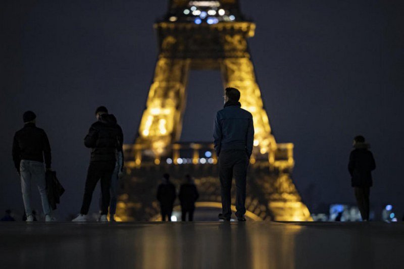 Francuska: 46 miliona ljudi u noćnom karantinu