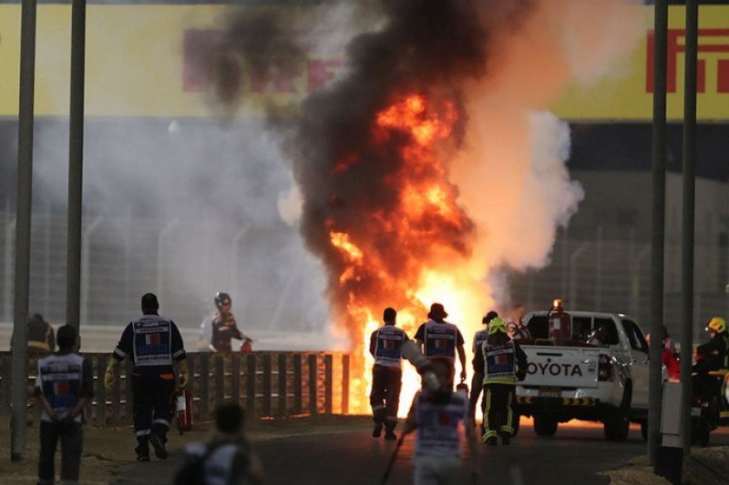 Jeziv udes na trci Formule 1, zapalio se bolid (Video)
