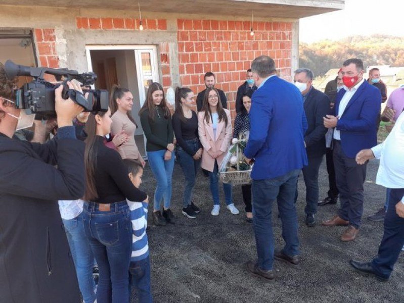 Dodik sa osuđenim kriminalcem Pugerom juče u kampanji u Bronzanom Majdanu - Radojičić i pripreme za novi posao