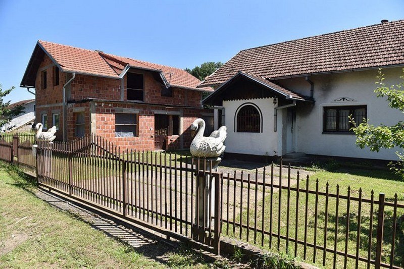 Prije nego što ju je zapalio, od supruga se krila u grmlju