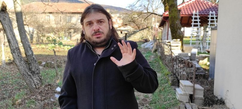 Sraman napad bahatih aktivista SNSD-a na književnika Milana Nikčevića (Video)