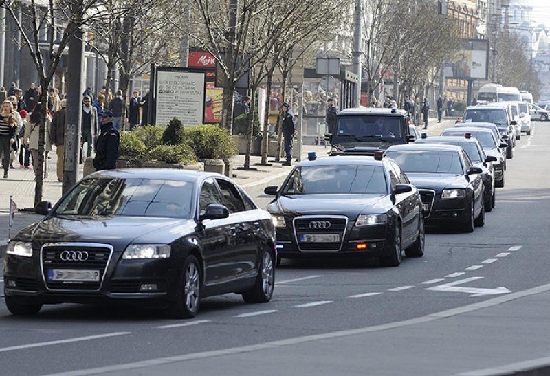Zemlja u kojoj nema vakcina, ali ima službenih automobila za uhljebe