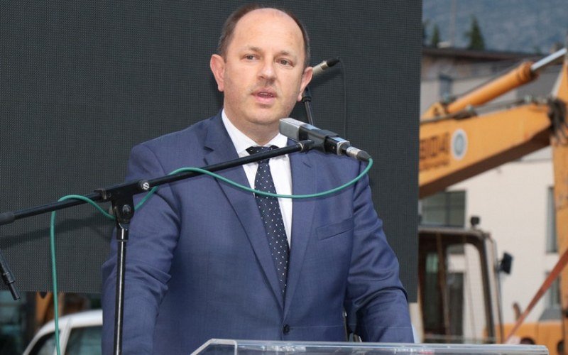 Dok čeka poskupljenje struje, Petrović naručuje kožne fotelje, stolove od orahovine