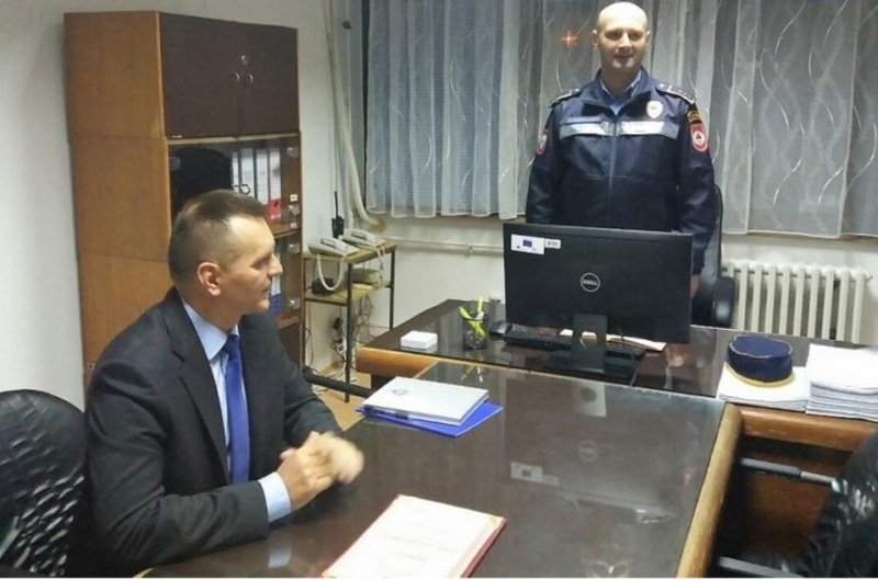Partijska milicija privela mladiće u Vlasenici jer su pokrenuli akciju pomoći Rajku Deliću (Foto/Video)
