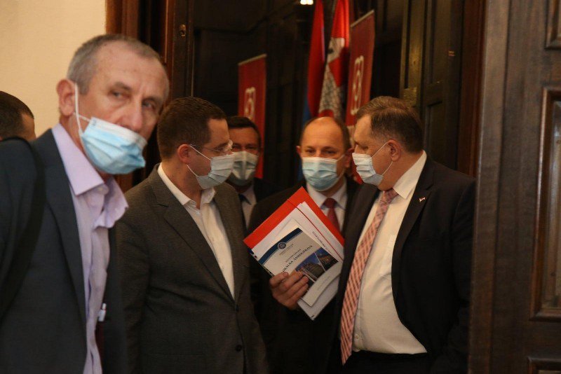 Zašto Višković daje pare Dodikovom skribomanu za bizarnu akciju