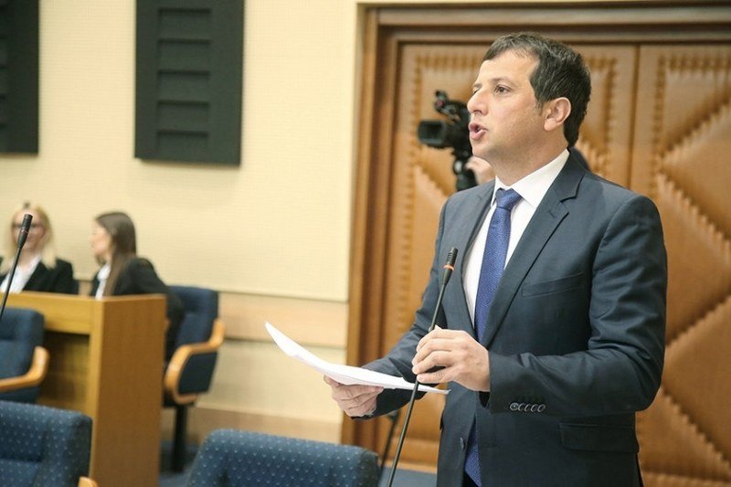 Mjere Vlade podsjećaju na travara kome su bivši pacijenti pokojna Sava, pokojni Pera, pokojni Đuro...