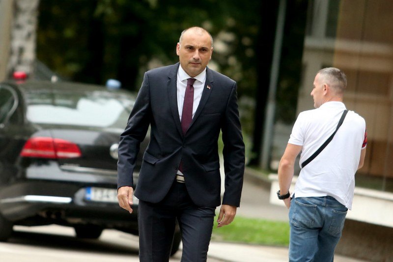 Stižu novi papci, vlast zadovoljno i srećno trlja ruke