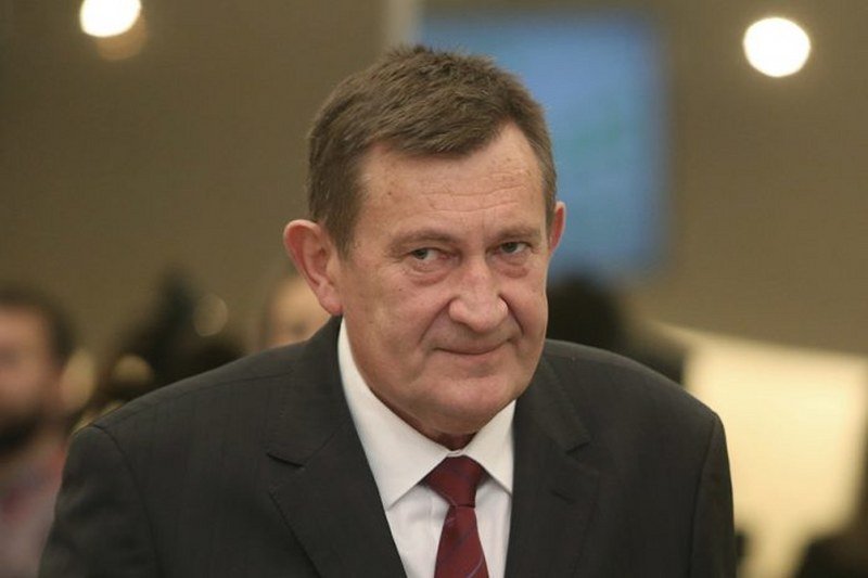 Dovitljivi ministar i maskiranje najlonom Tržnog centra -Oktan- (Foto)