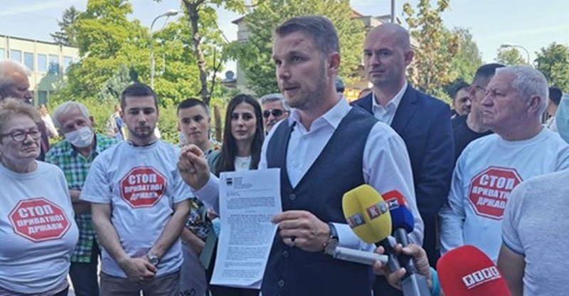 Ustala -kuka i motika- da se spasi -Bajinoj- kćerki terasa banjalučkog restorana (Foto/Dok.)