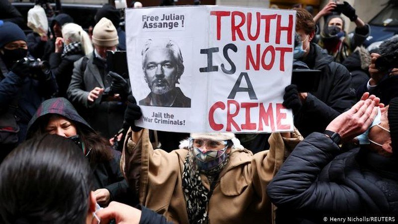 Hoće li sloboda pokucati na vrata slobodnog novinarstva: Tračak nade za Džulijana Asanža (Foto)
