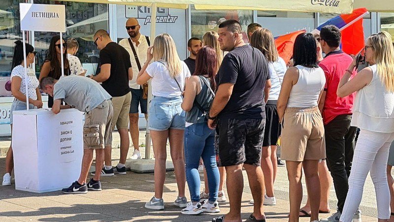 Dodik se želi zakloniti iza naroda a peticija će poslužiti samo manekenima iz SNSD-a (Foto)
