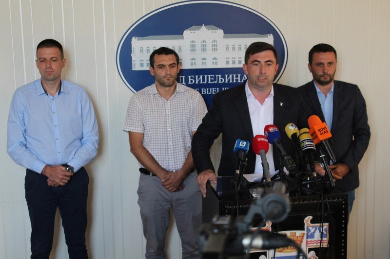 -Pola pije, pola Šarcu daje- gradonačelnik Bijeljine podnio krivične prijave zbog pljačke javnog preduzeća -Eko Dep- (Video)